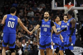 爱游戏官网-雄鹿主场击败尼克斯,继续领先东部和西部